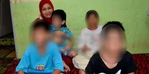 Miris, Dua Anak Ini Makan dari Hasil Mengais Tempat Sampah Sekolah
