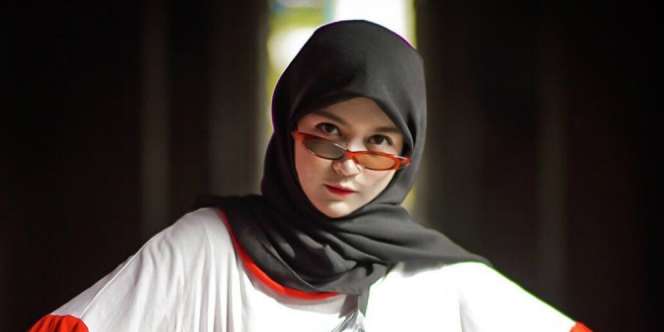 Padu Padan Busana Print dengan Hijab