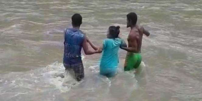 Momen Mendebarkan, Wanita Mau Melahirkan Lintasi Sungai Berarus Deras