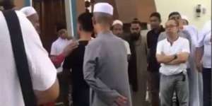 Tubuh Seorang Pria Kaku Saat Salat Berjamaah