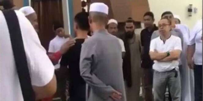 Tubuh Seorang Pria Kaku Saat Salat Berjamaah