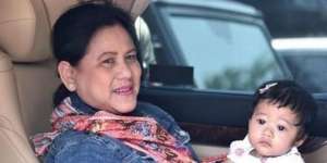 Bukan Gendongan Mahal, Iriana Gendong Sedah dengan Jarik