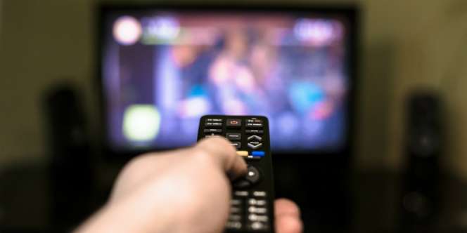 Waduh! Nonton TV Berjam-jam Potensi Kanker Usus
