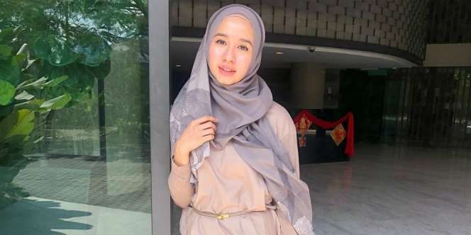 Inspirasi Rok Plisket ala Laudya Cynthia Bella