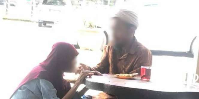 Foto Anak Suapi Ibu di Usia Senja Ini Buat Air Mata Menetes