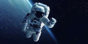 Begini Astronot Bersihkan Pakaian Mereka