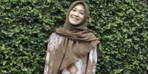 Gaya Busana Pesta Istri Ananda Omesh