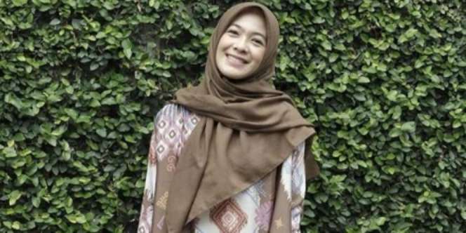 Gaya Busana Pesta Istri Ananda Omesh