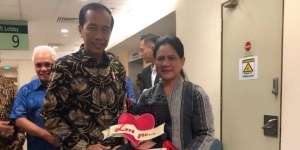 Hello Kitty dari Jokowi Bikin Shakira Jingkrak-jingkrak