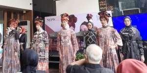 Ini Koleksi Dian Pelangi yang Bikin New York Fashion Week Kagum