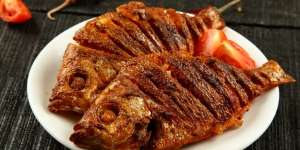 Trik Bebas dari Letupan Minyak Saat Menggoreng Ikan