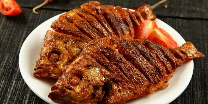 Trik Bebas dari Letupan Minyak Saat Menggoreng Ikan