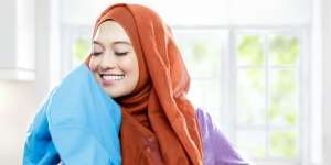 Cara Agar Pakaian Segar Sepanjang Hari Meski Musim Hujan