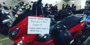 Helm Raib 4 Kali, Pemilik Motor Pasang Papan Curhat untuk Pencuri