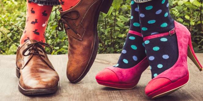 Gaya Nyentrik dengan Model dan Warna Kaus Kaki