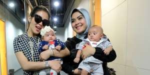 Seperti Anak Kembar, Ini Gaya Kompak Syahrini dan Aisyahrani