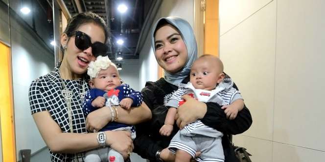 Seperti Anak Kembar, Ini Gaya Kompak Syahrini dan Aisyahrani