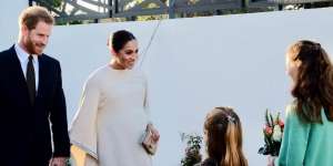 Aura Keibuan Meghan Markle Memancar dengan Balutan Kaftan Dior
