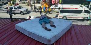 Viral, Turis Tidur di Atap Hotel Gara-gara...