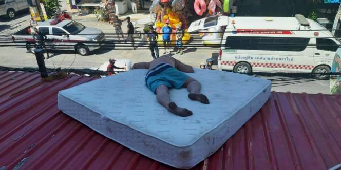 Viral, Turis Tidur di Atap Hotel Gara-gara...
