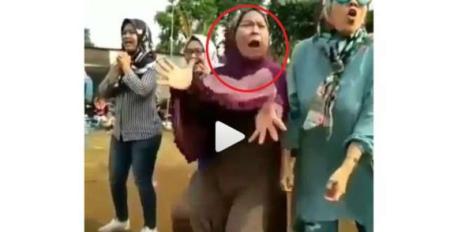 Aksi Emak-emak Nonton Bola Ini Bikin Sakit Perut
