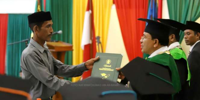 Mengharukan, Ayah Asal Aceh Wakili Wisuda Almarhum Putrinya