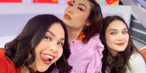 Galaunya Luna Maya di Hari Pernikahan Reino Barack & Syahrini