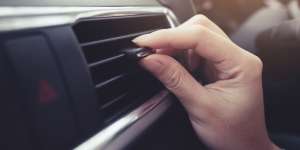 6 Penyebab Bau Tak Sedap di Mobil ketika AC Nyala