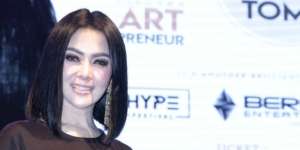 Heboh Video Kemesraan Syahrini dan Reino Barack