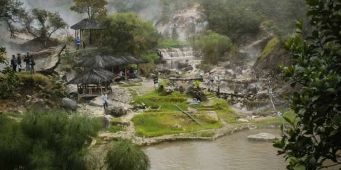Santai dengan Berendam di Kolam Air Panas Rengganis