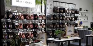 Koleksi Sepatu Monokrom untuk Perempuan Aktif