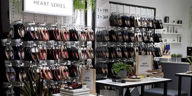 Koleksi Sepatu Monokrom untuk Perempuan Aktif