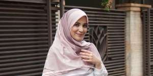 Inspirasi Blouse Putih ala Seleb Berhijab