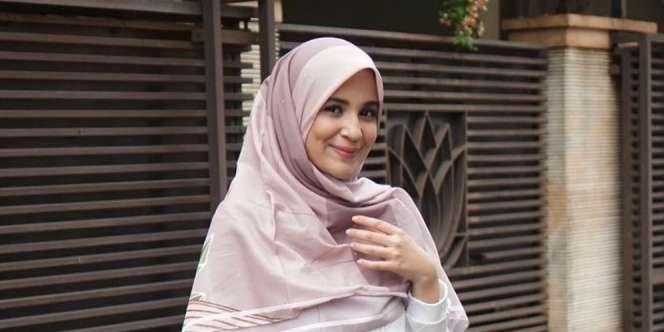 Inspirasi Blouse Putih ala Seleb Berhijab