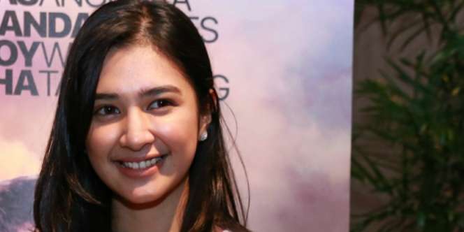 Gaya Chic Mikha Tambayong dengan Busana Hitam