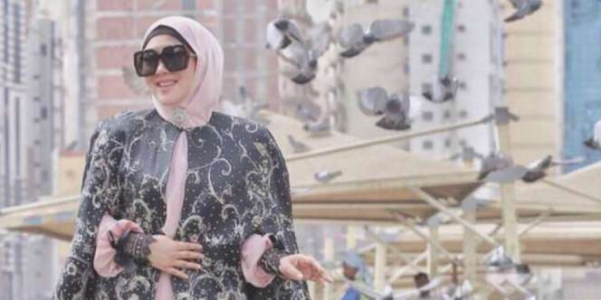 Lihat Gaya Hijab Glamor Syahrini dan Luna Maya yang Sederhana