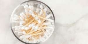 Cara Aman Bersihkan Telinga dengan Cotton Bud