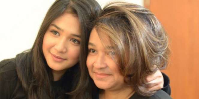 Tangis Mikha Tambayong Pecah Bersama Mawar Terakhir untuk Sang Ibunda