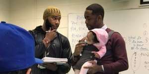 Aksi Simpatik Profesor Muda Gendong Bayi di Kelas