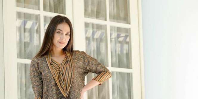 Pulang Umroh, Luna Maya Berhijab