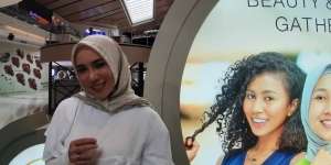 Cara Fitri Tropica Mengatasi Rontok karena Berhijab