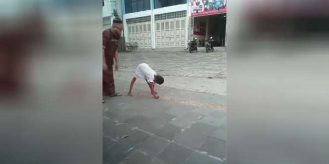 Video Anak Tak Berbusana Berjalan dengan Tangan Buat Hati Menangis