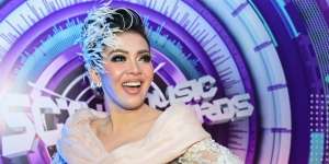 Gaya Syahrini Berbusana Serupa BTS dan Kardashian