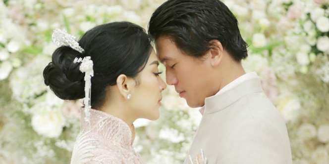 Momen Haru Sungkeman Syahrini dan Reino