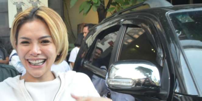 Nikita Mirzani Bocorkan Kedekatan Syahrini-Reino Barack Sebelum Menikah