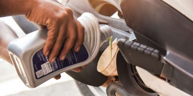 4 Bahaya Telat Ganti Oli Mesin Motor
