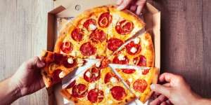 Terjebak Badai Salju, Pilot Pesan 23 Kotak Pizza untuk Penumpang