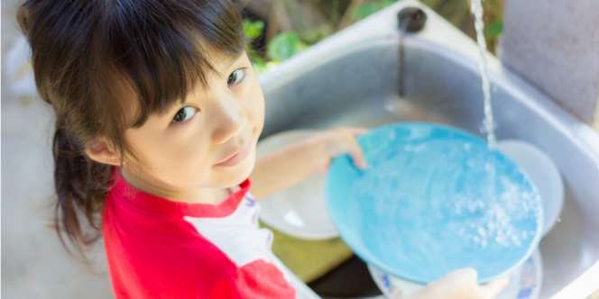 Usia Berapa Anak Mulai Bisa Diberi Tugas Rumah Tangga?