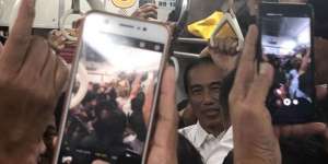 Berjubel Naik KRL ke Bogor, Jokowi: Goyang Satu Centi Saja Tidak Bisa