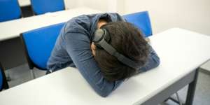 Tertidur Saat Gunakan Headset, Pemuda Ini Tuli Ketika Bangun